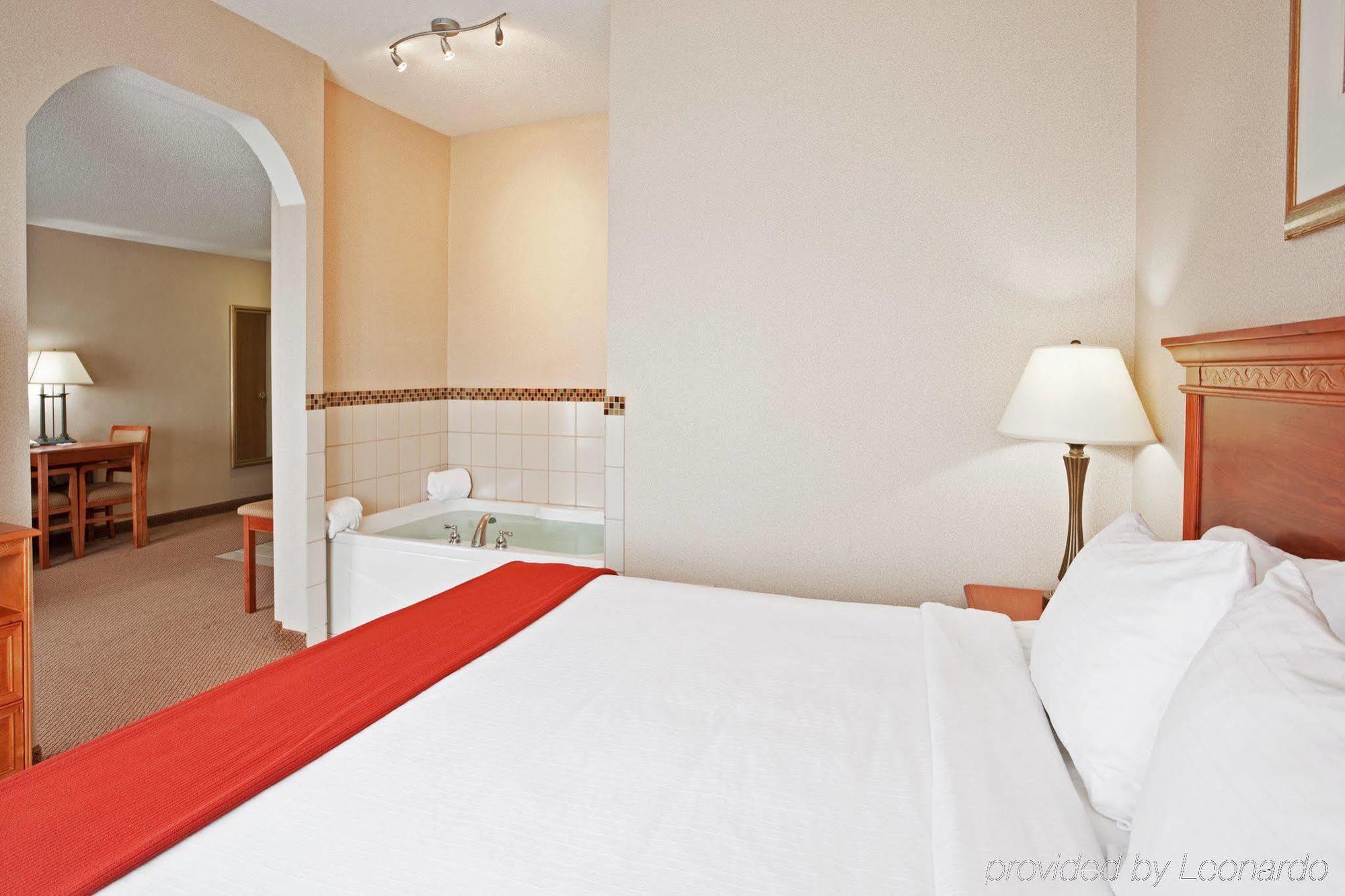 Holiday Inn Express Hotel & Suites Detroit-Utica By Ihg Pokoj fotografie